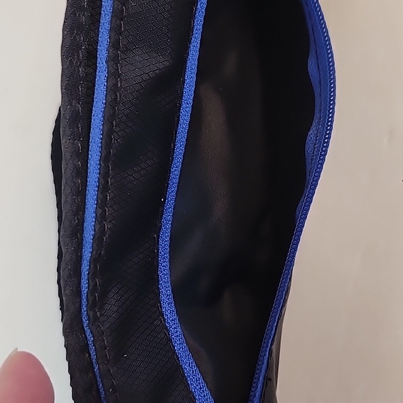 NWT- Nike waist pack- black with blue trim- unisex - Picture 7 of 9